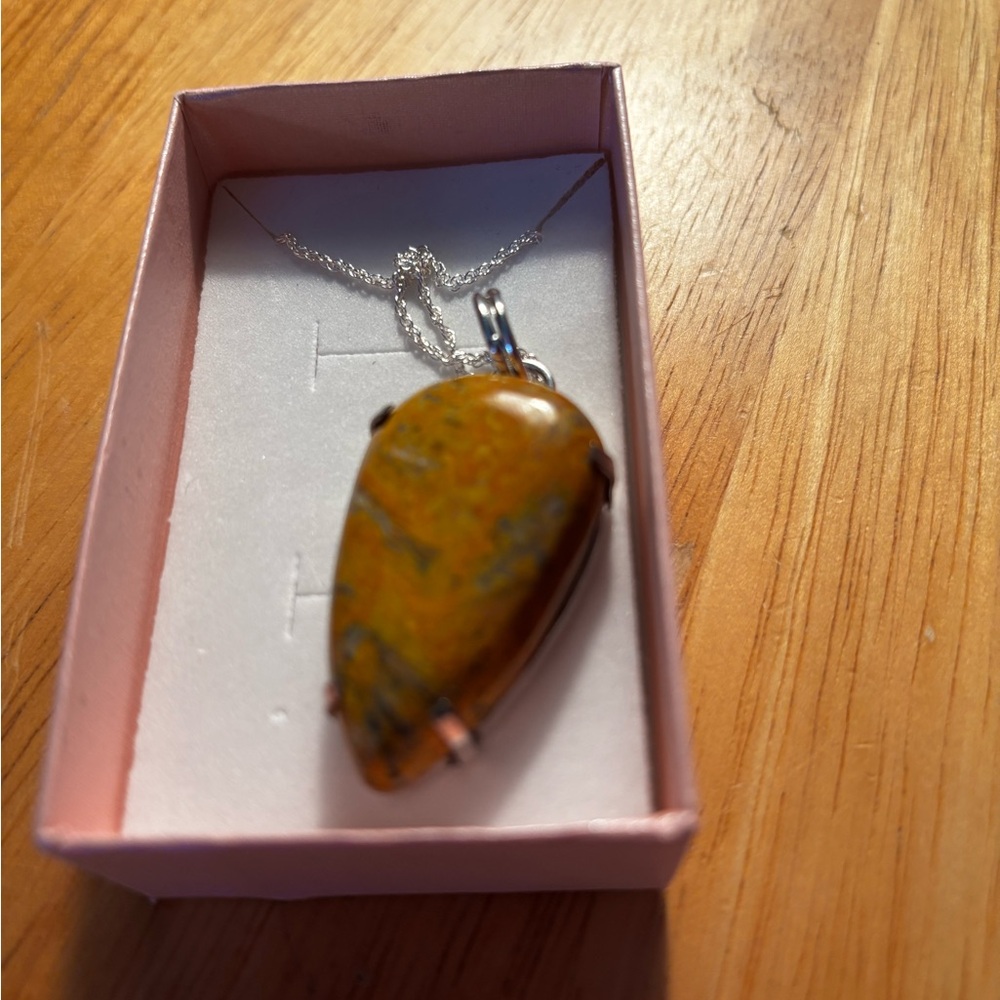 Elegant Bumblebee Stone Pendant Necklace